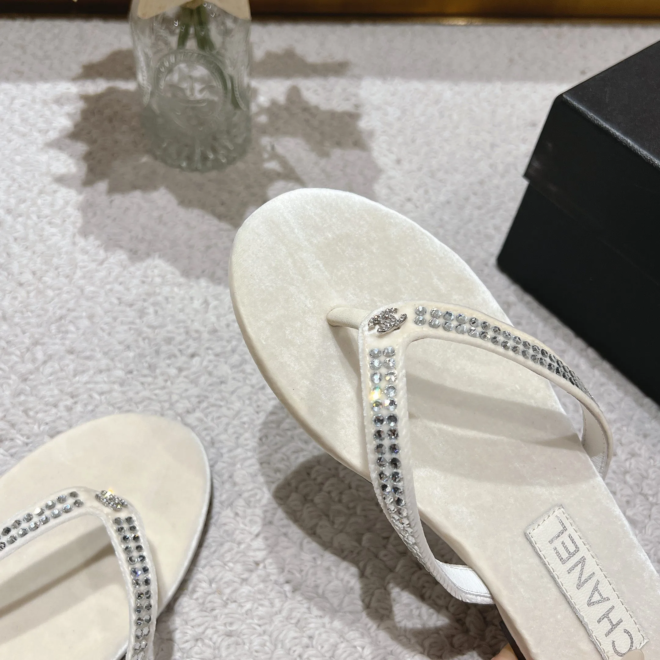 👟👟Ex-factory price 480👟👟 Xiaoxiang chanel 2025 new flip-flops! This series is really amazing. How can it be so beautiful! Summer is really an invincible combination that can be salty or sweet ~ The upper is made of original velvet and the lining is lambskin genuine leather outsole Size: 35-40 (40 customized)
